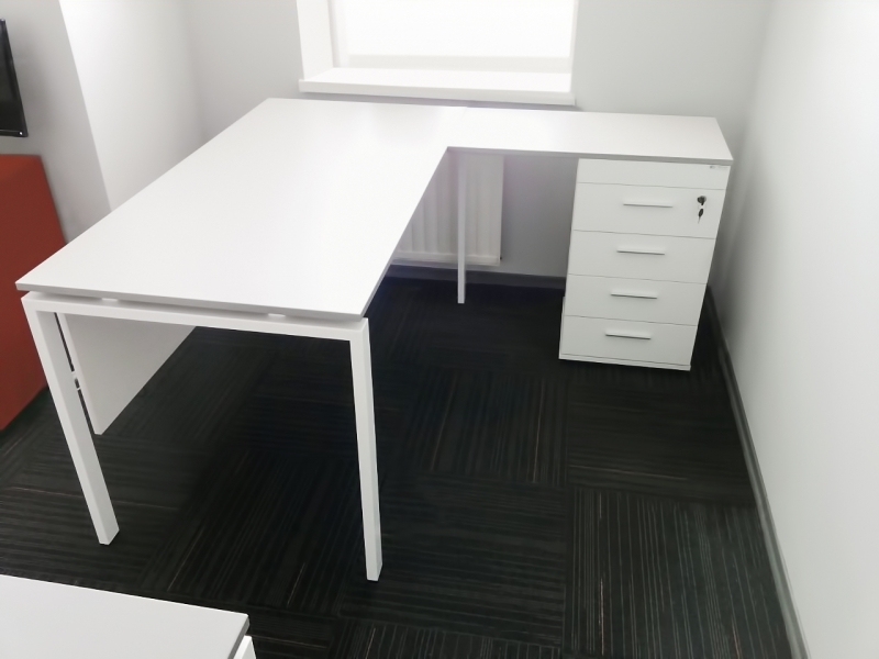 Угловой стол 138х75х150/70x40 офисный с тумбой kd-14156 L/R | Фото - 6